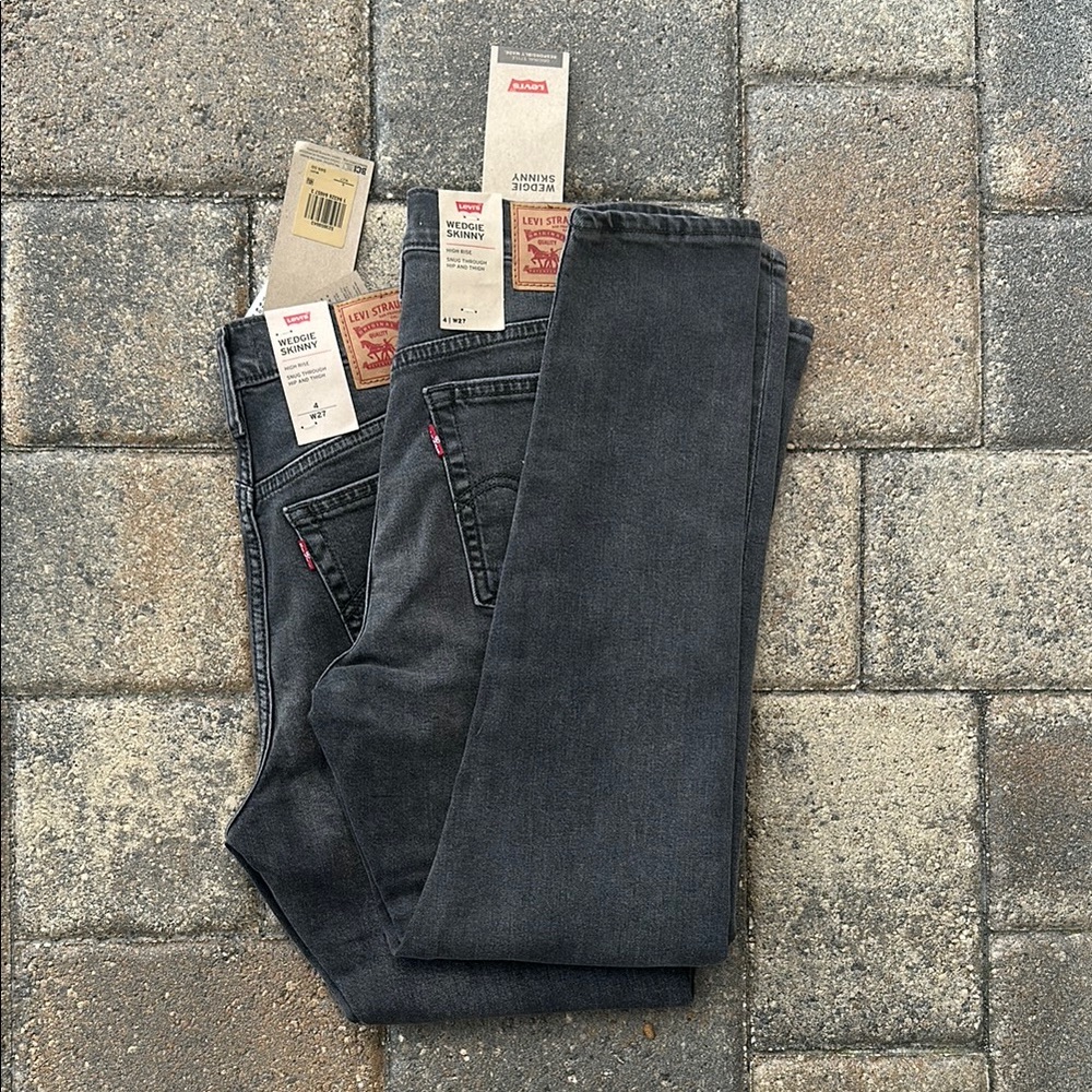 **SOLD** Levi's Women's Dark Grey Wedgie Skinny Jeans